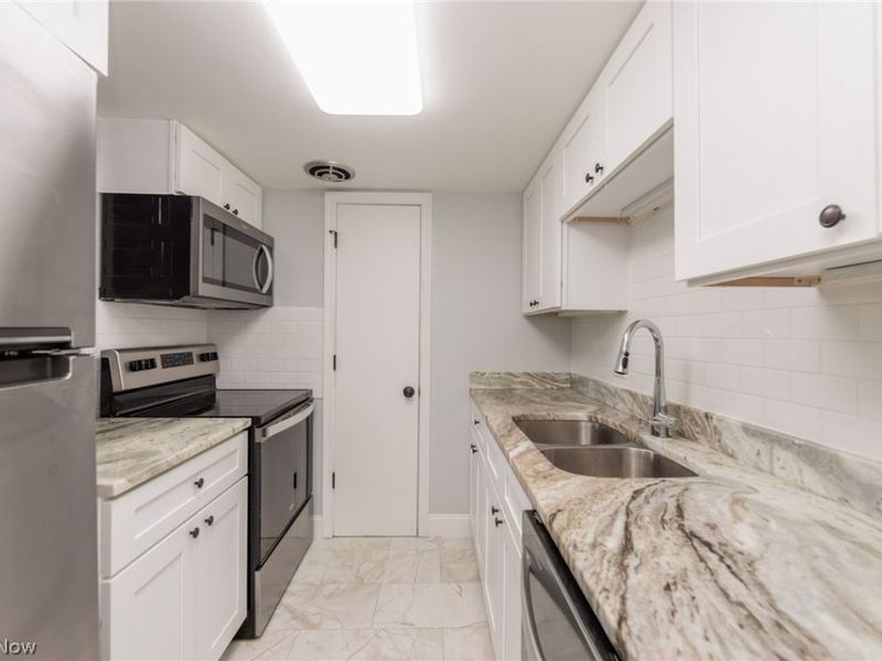 6920 Carriage Hill Drive, Unit 104, Brecksville, OH 44141 Photo 12