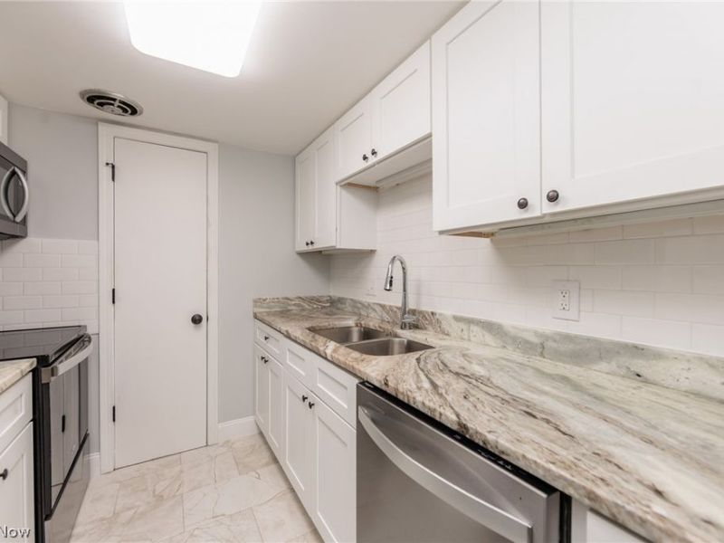 6920 Carriage Hill Drive, Unit 104, Brecksville, OH 44141 Photo 13