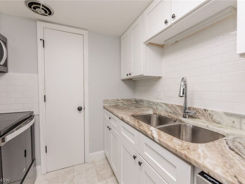 6920 Carriage Hill Drive, Unit 104, Brecksville, OH 44141 Photo 18