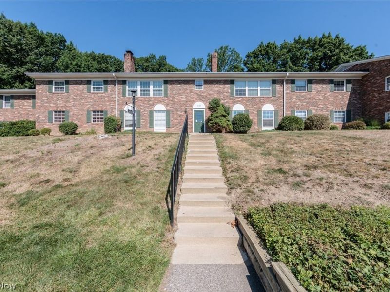 6920 Carriage Hill Drive, Unit 104, Brecksville, OH 44141 Photo 3
