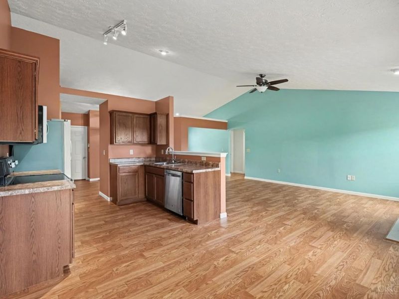 1079 Spruce Glen, Hamilton Twp, OH 45152 Photo 11