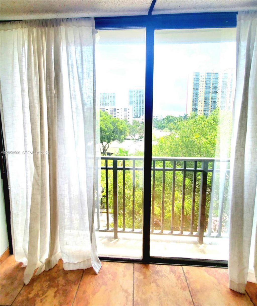 17021 N Bay Rd , Unit 618, Sunny Isles Beach, FL 33160 Photo