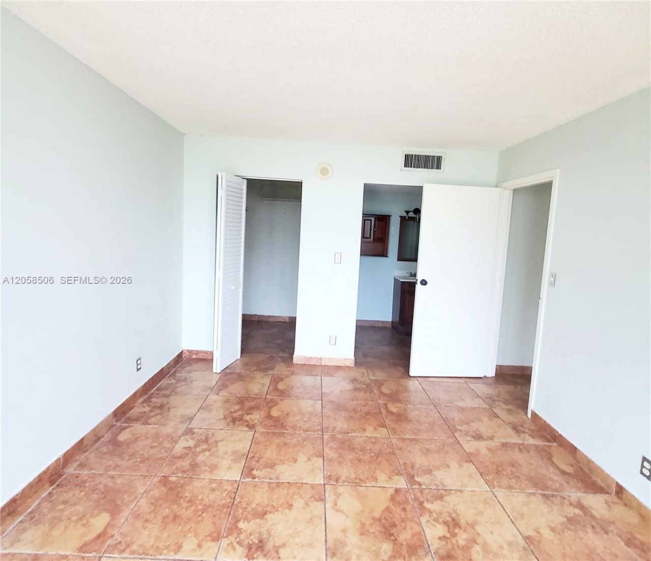 17021 N Bay Rd , Unit 618, Sunny Isles Beach, FL 33160 Photo