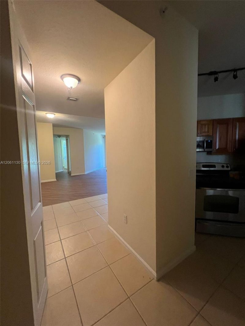 3500 Oaks Clubhouse Dr , Unit 207, Pompano Beach, FL 33069 Photo