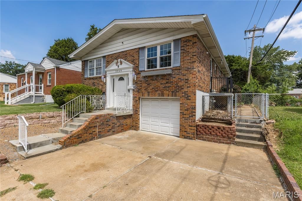 9249 Reavis Barracks Road, Affton, MO 63123 Main Photo