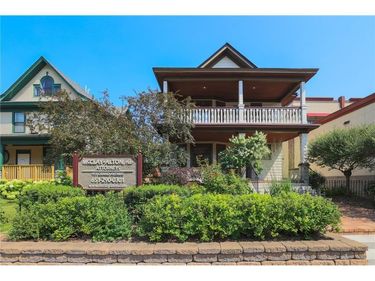 951 Grand Avenue , Saint Paul, MN 55105