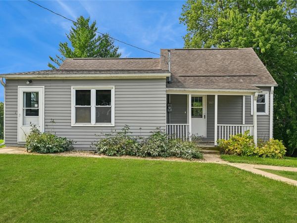 203 E 4th Street , Anamosa, IA 52205