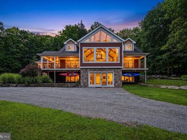 614 MASTHOPE PLANK ROAD, LACKAWAXEN, PA 18435