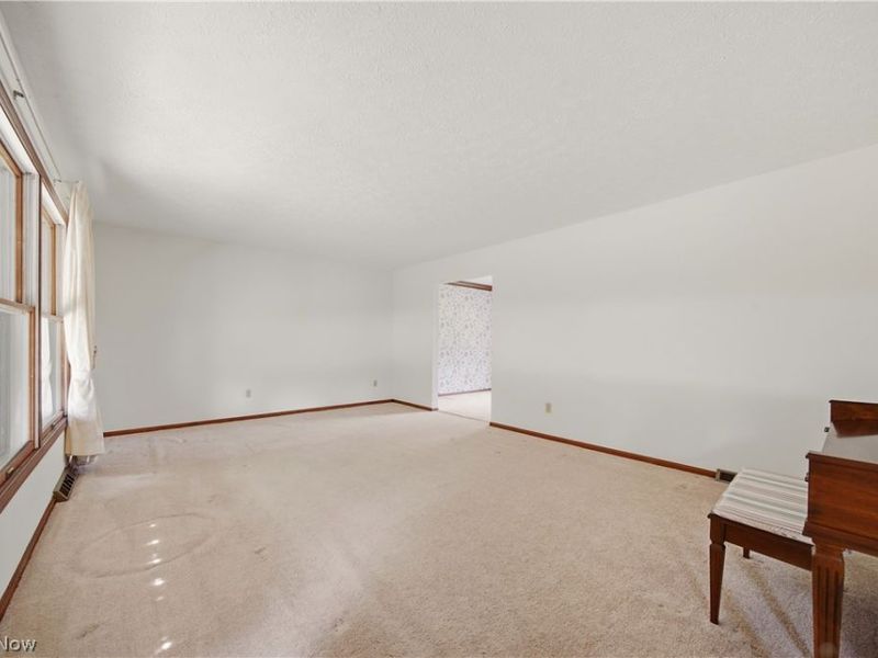 135 Seneca Trail SW, Hartville, OH 44632 Photo 5