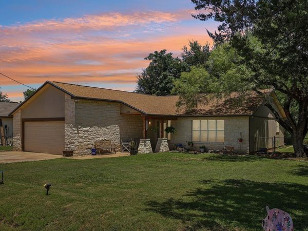 611 Magnolia LN, Cottonwood Shores, TX 78657