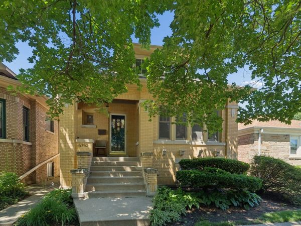 5752 N Sacramento Avenue , Chicago, IL 60659