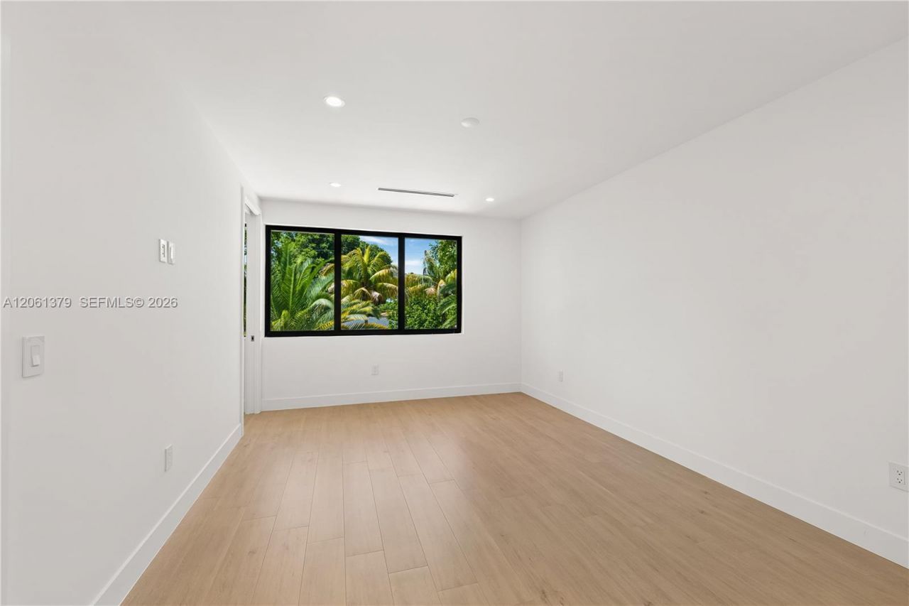 3352 SW 28th Ter, Miami, FL 33133 Photo