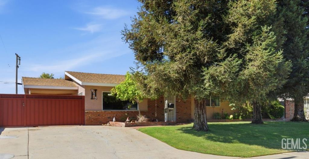 923 Devore Avenue, Bakersfield, CA 93308 Main Photo