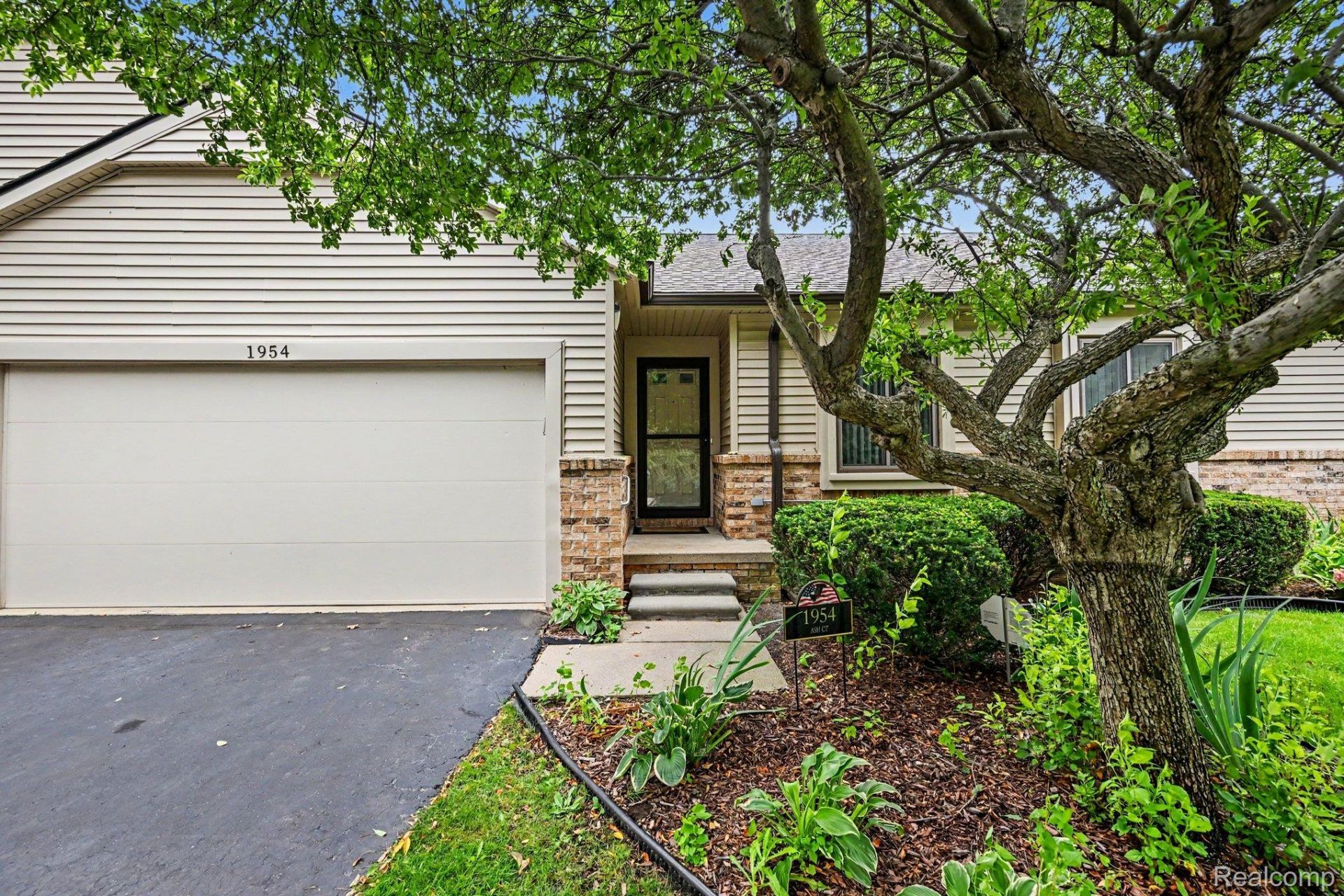 1954 Ash Court, Waterford Township, Mi 48328 Main Photo