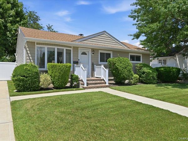 672 Anderson Avenue , Franklin Square, NY 11010