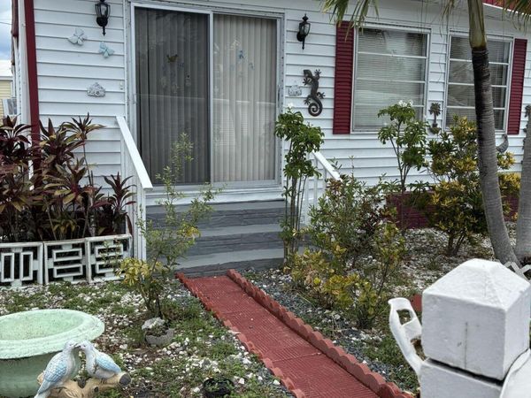 8708 SW 16th Street, Davie, FL 33324