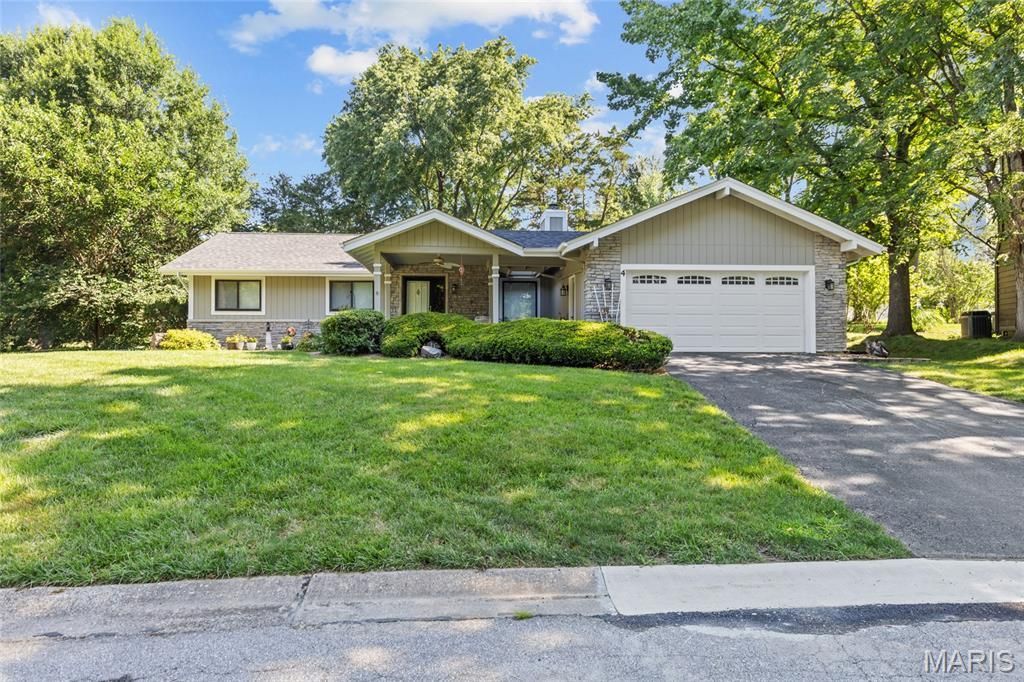4 Nantua Court , Lake Saint Louis, MO 63367 Main Photo