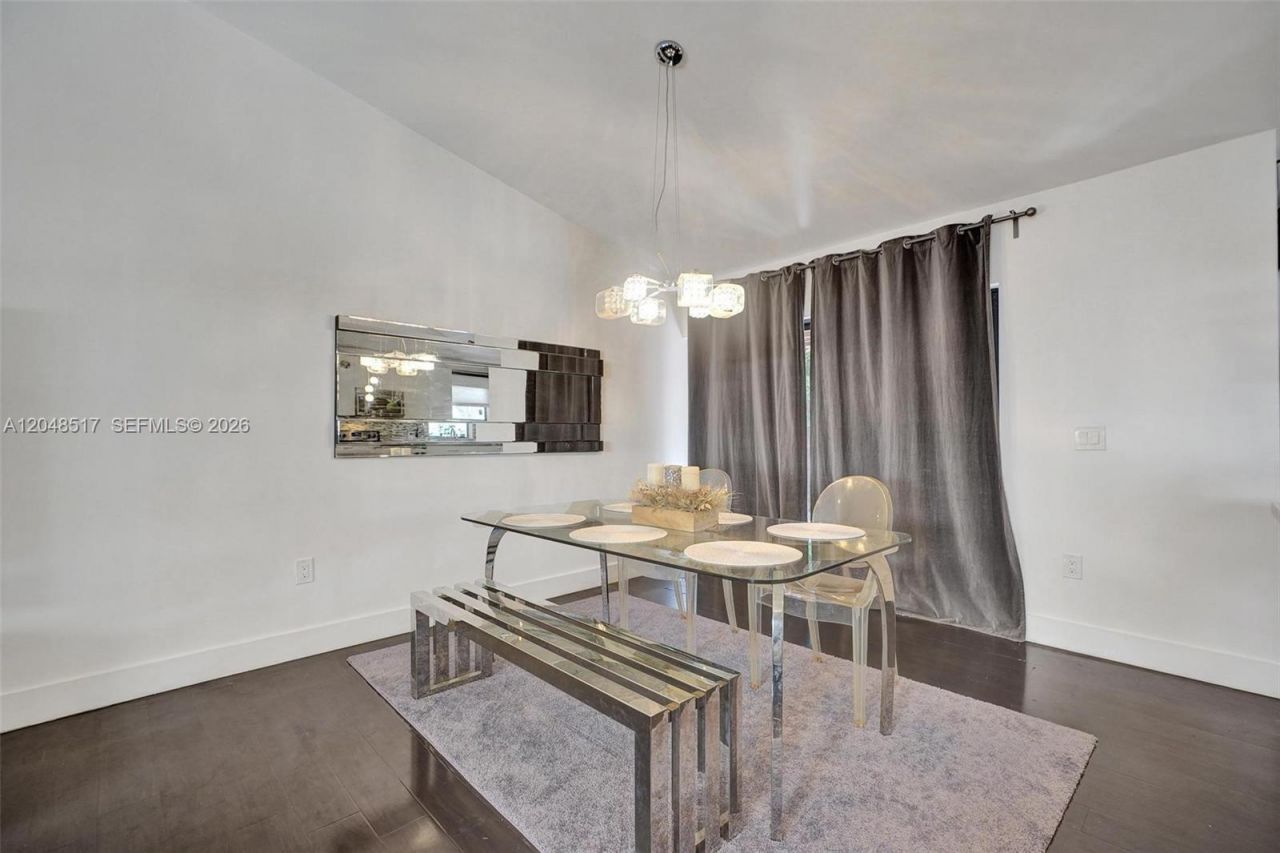 20475 NE 10th Place , Miami, FL 33179 Photo