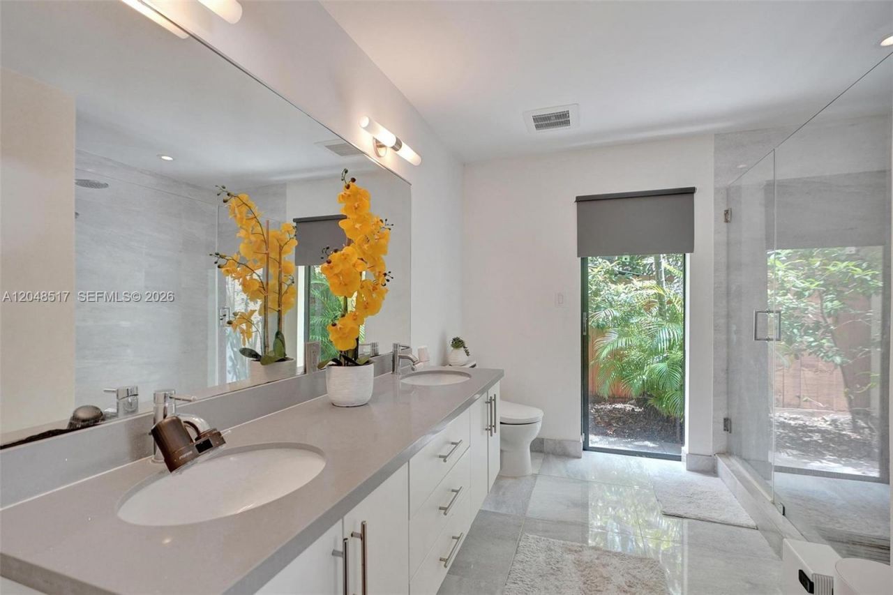 20475 NE 10th Place , Miami, FL 33179 Photo