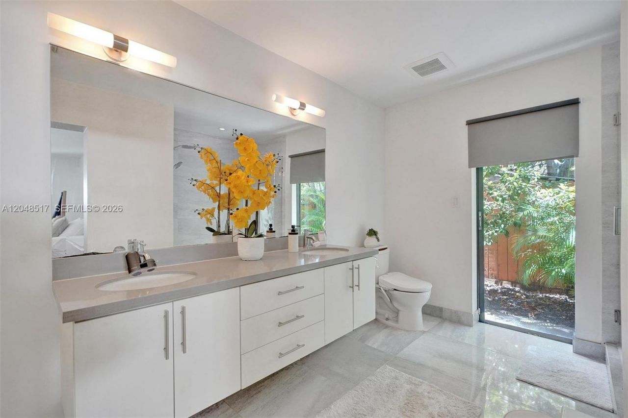 20475 NE 10th Place , Miami, FL 33179 Photo