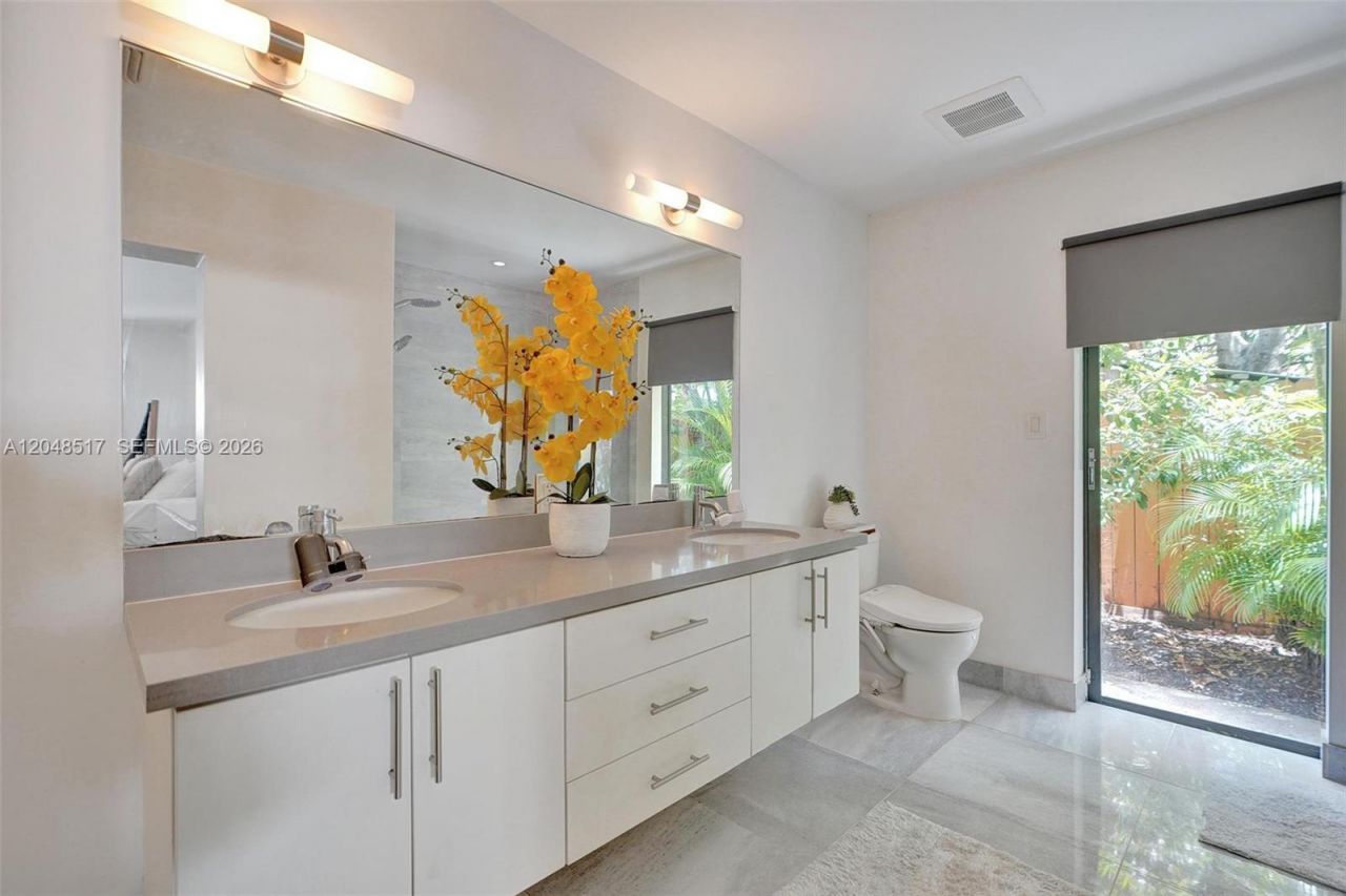 20475 NE 10th Place , Miami, FL 33179 Photo