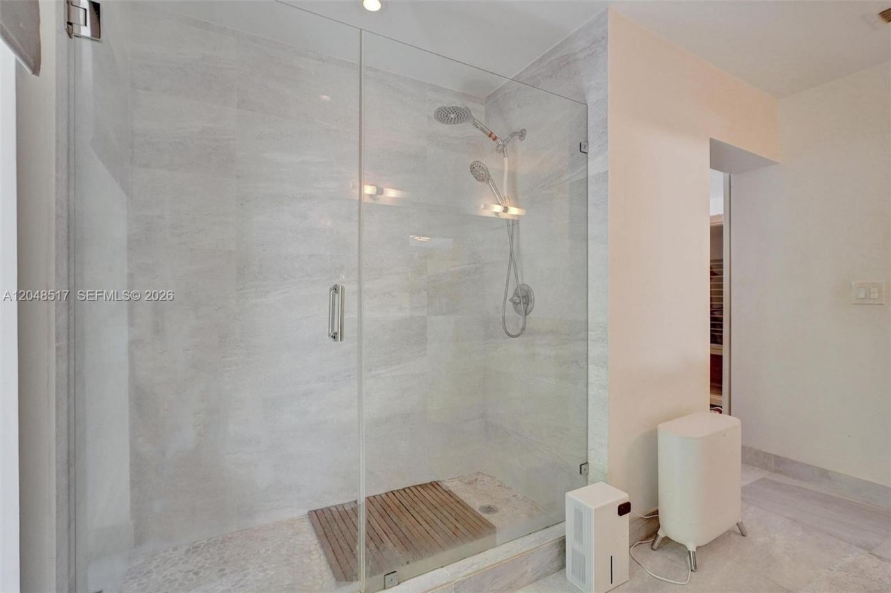 20475 NE 10th Place , Miami, FL 33179 Photo