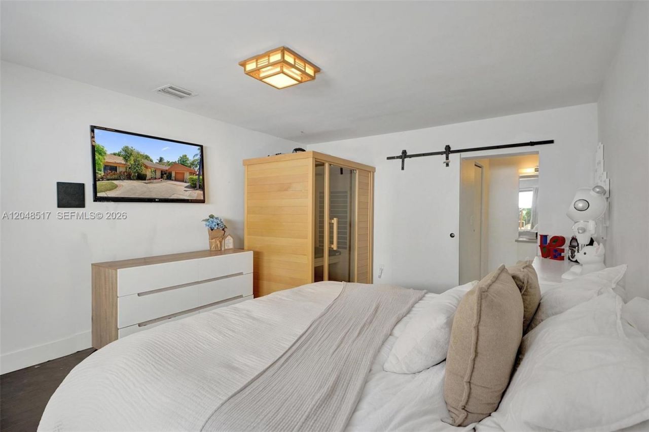 20475 NE 10th Place , Miami, FL 33179 Photo