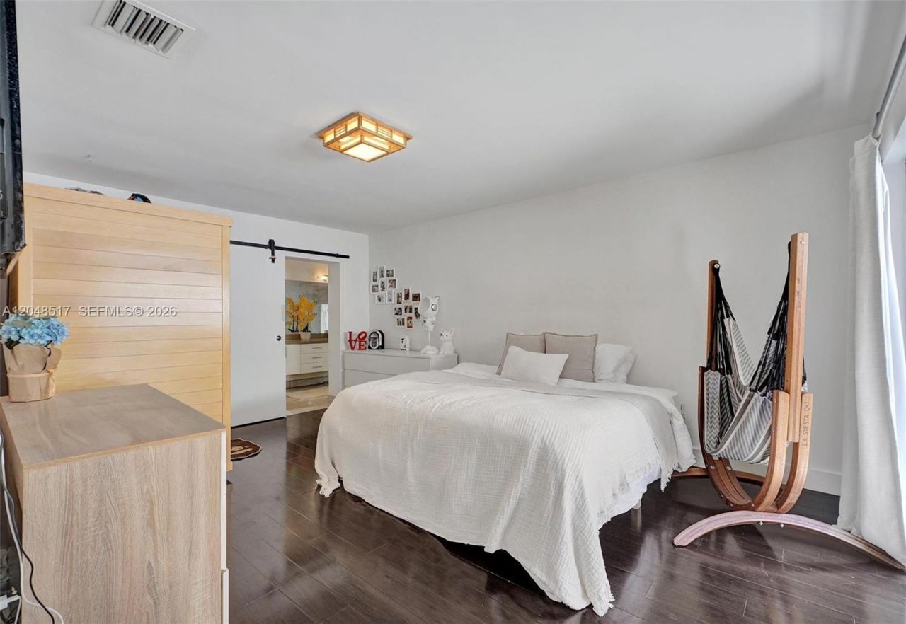 20475 NE 10th Place , Miami, FL 33179 Photo
