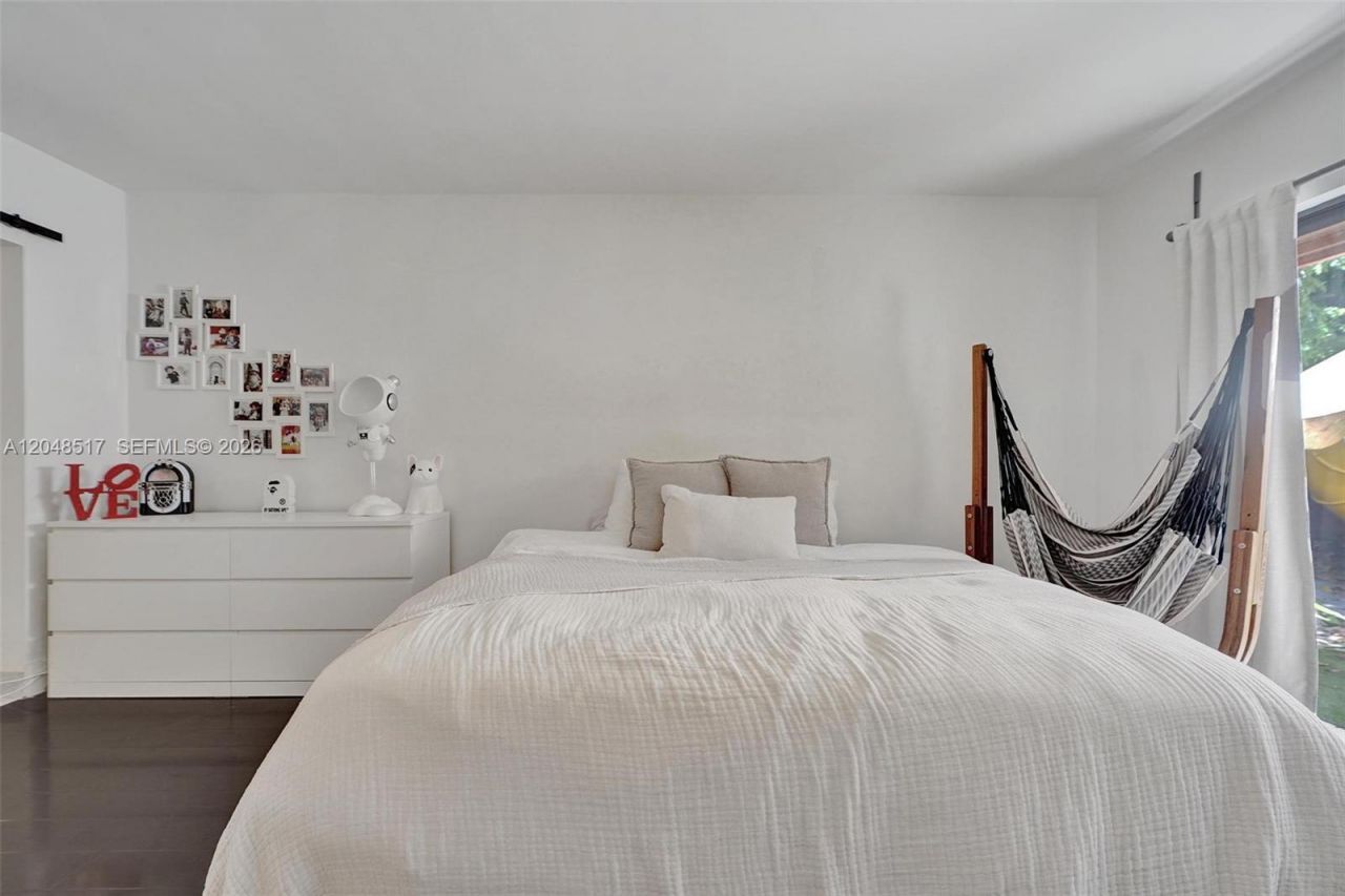20475 NE 10th Place , Miami, FL 33179 Photo