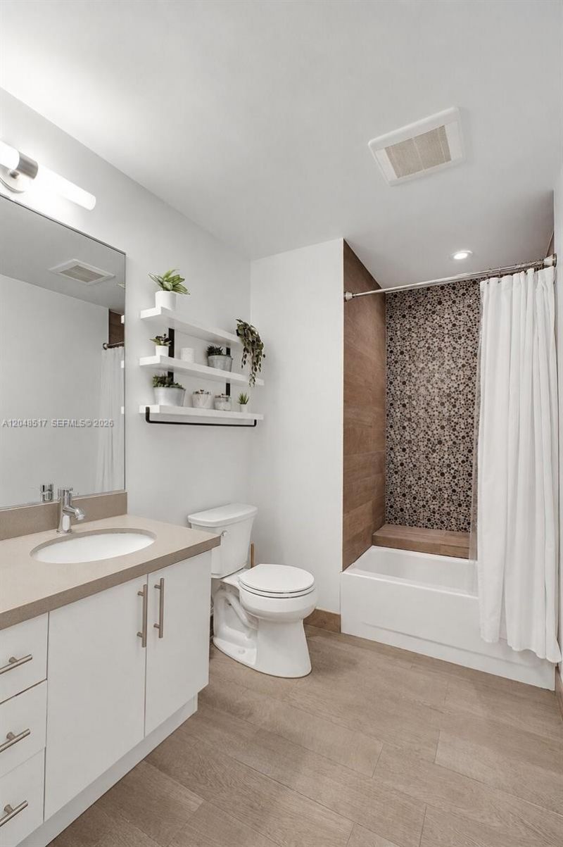 20475 NE 10th Place , Miami, FL 33179 Photo