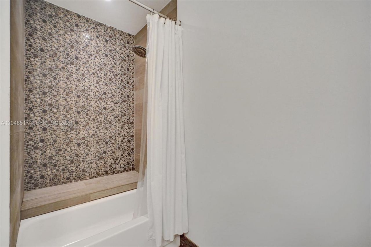 20475 NE 10th Place , Miami, FL 33179 Photo