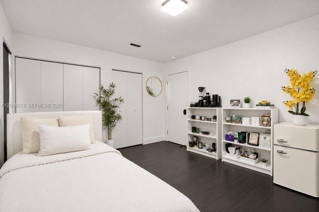 20475 NE 10th Place , Miami, FL 33179 Photo