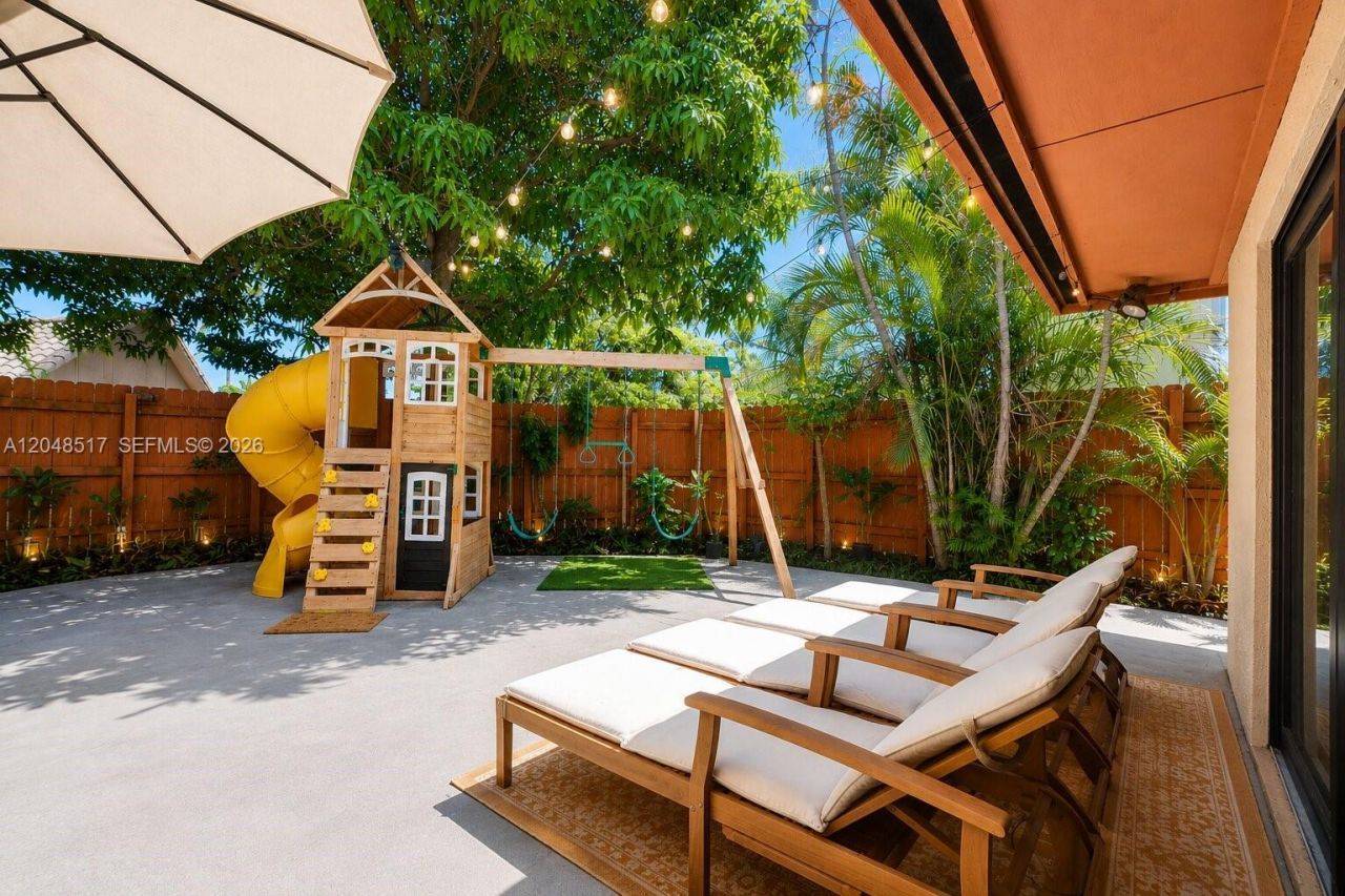 20475 NE 10th Place , Miami, FL 33179 Photo