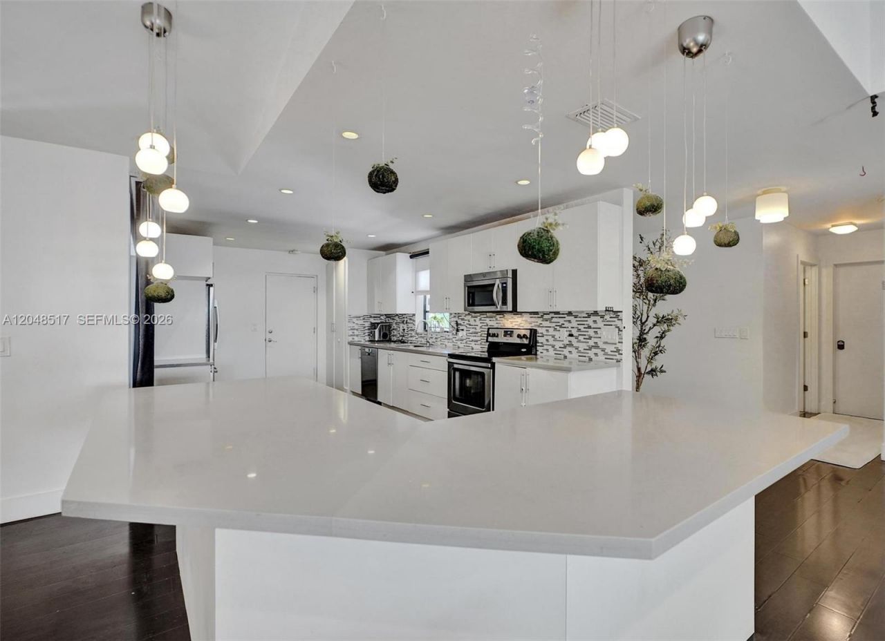 20475 NE 10th Place , Miami, FL 33179 Photo
