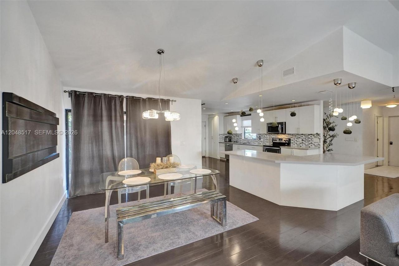 20475 NE 10th Place , Miami, FL 33179 Photo