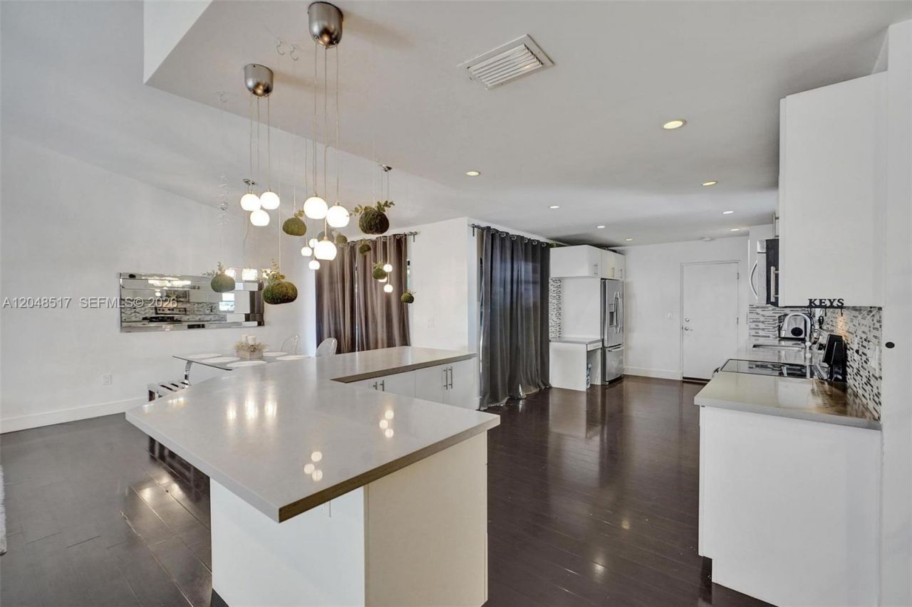 20475 NE 10th Place , Miami, FL 33179 Photo