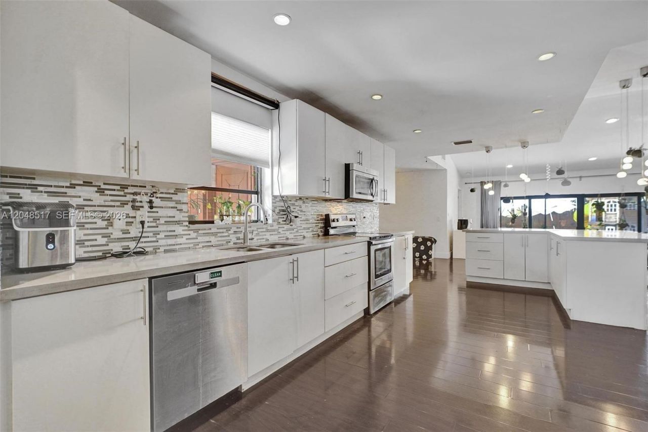 20475 NE 10th Place , Miami, FL 33179 Photo