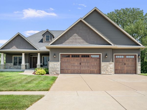 813 S 10th Street, Eldridge, IA 52748