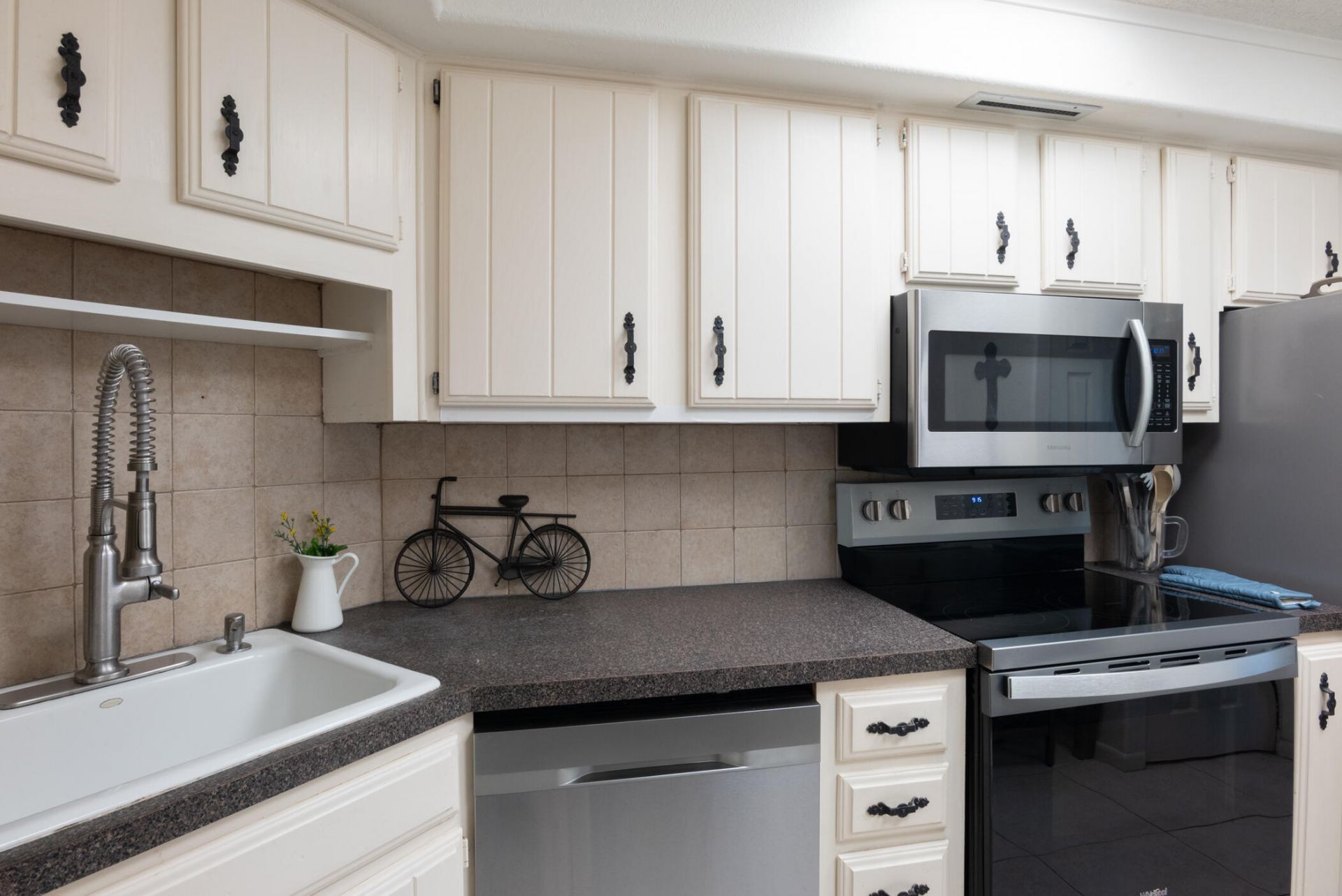 2400 Presidential Way, Unit 302, West Palm Beach, FL 33401 Photo