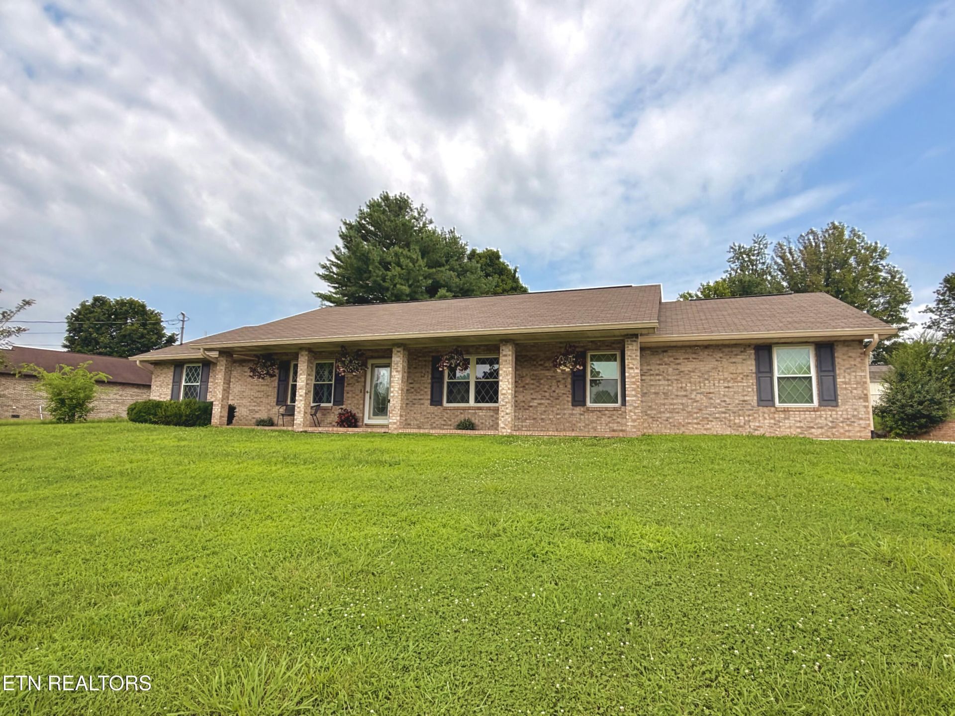 339 Woods View Circle, Kodak, TN 37764 Main Photo
