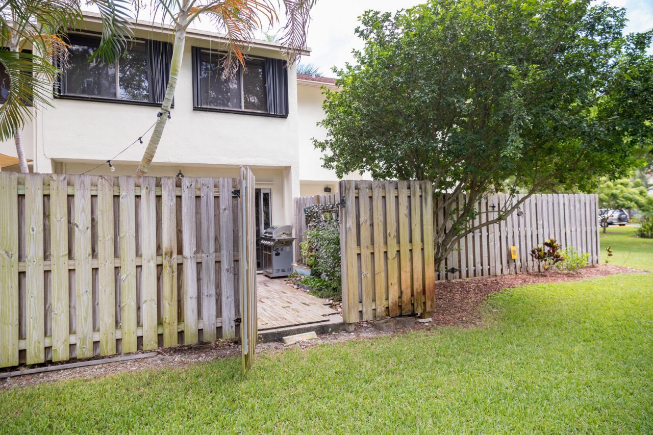 303 City View Drive, Unit 303, Fort Lauderdale, FL 33311 Photo