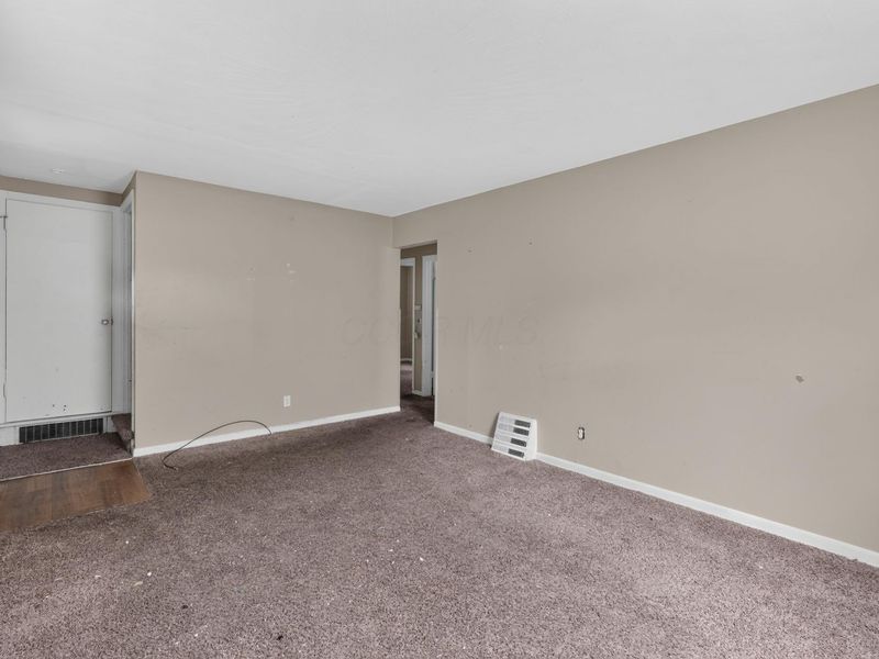 584 S Ashburton Road, Columbus, OH 43213 Photo 5