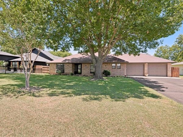 226 Oakwood Drive , Lancaster, TX 75146