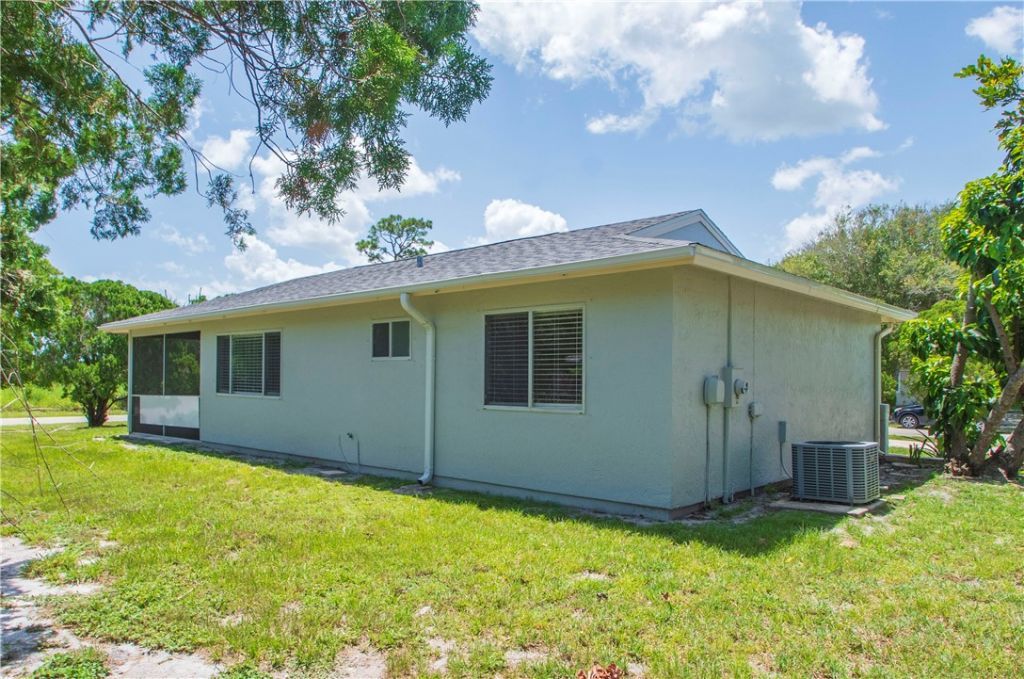 261 Mensh Avenue, Sebastian, FL 32958 Photo