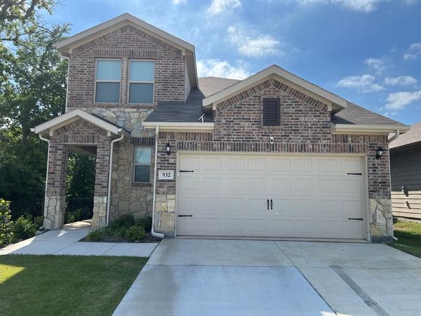 932 Crockett Street , Aubrey, TX 76227