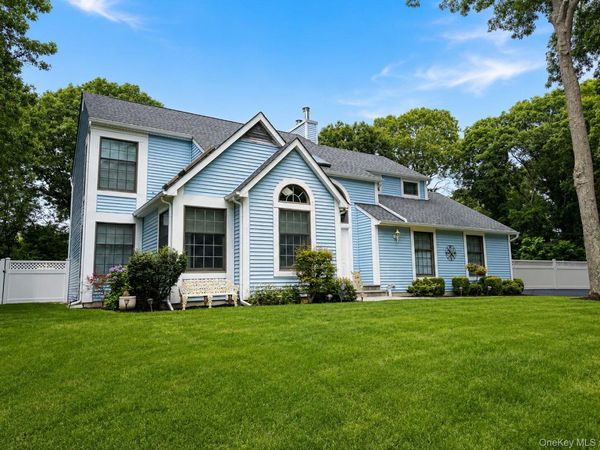 3 Woodhollow Court, Medford, NY 11763