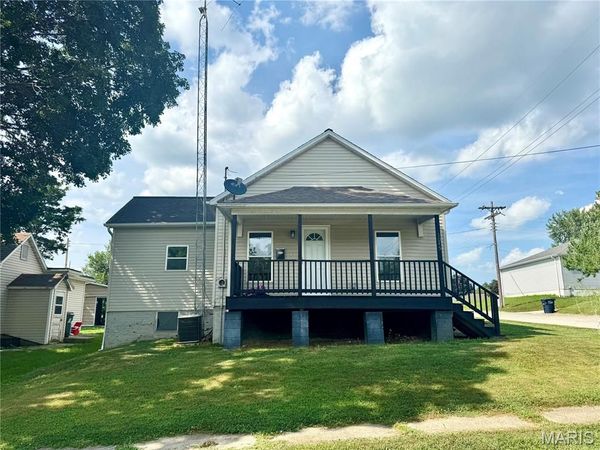 1045 Bell Place , Hillsboro, IL 62049