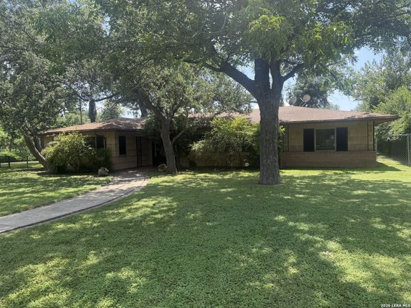 905 BLACK ST, Uvalde, TX 78801