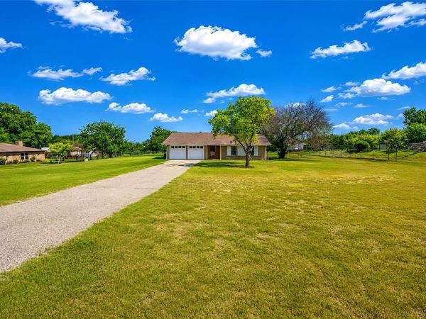 2102 Hill Top Circle , Weatherford, TX 76085