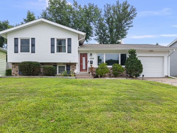 3121 Greenbrier Drive , Bettendorf, IA 52722